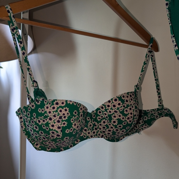 Old Navy daisy print bikini - Picture 4 of 8